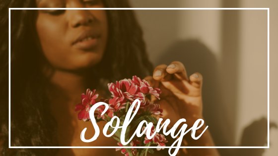 Imagem de capa com o nome Solange em evidência. Ao fundo, uma mulher segura algumas flores
