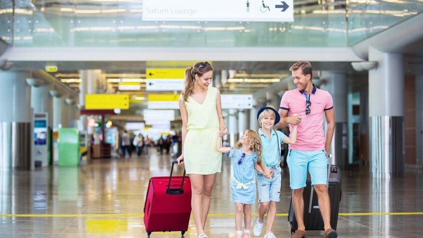 Família em aeroporto