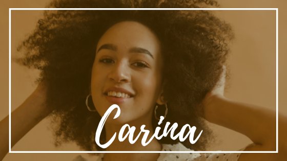 Polina Kovaleva / Pexels / Canva Imagem de capa com o nome Carina em evidência. Ao fundo, uma mulher sorri para a câmera