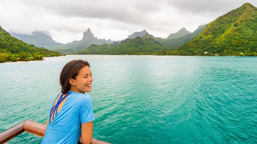 Mulher sorrindo em barco