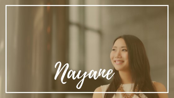 TakakoWatanabe / Canva Mulher sorri e direciona seu olhar a um ponto aleatório do ambiente.