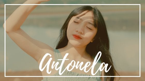 Zun Zun / Pexels / Canva / Mensagens com amor Imagem de capa com o nome Antonela em evidência. Ao fundo, uma mulher na beira da praia