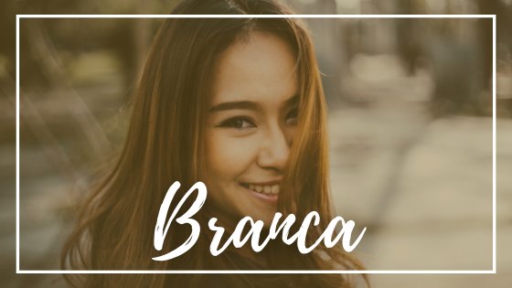 zTONY / Canva Photos Mulher asiática com cabelo no rosto e expressão sorridente.