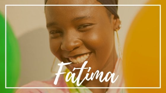 Imagem de capa com o nome Fátima em destaque. Ao fundo, uma mulher sorri