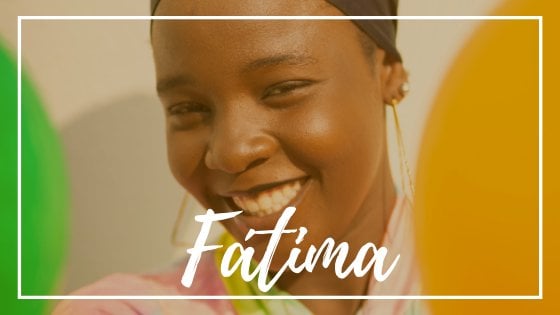 Ottun Abdulmalik / Studio Nigeria / Canva Imagem de capa com o nome Fátima em destaque. Ao fundo, uma mulher sorri