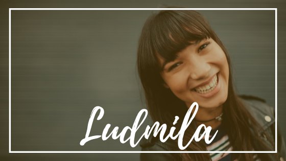 Jacob Lund / Canva Mulher sorrindo para a câmera. O nome Ludmila está à frente, em evidência