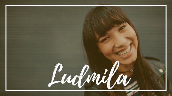 Mulher sorrindo para a câmera. O nome Ludmila está à frente, em evidência