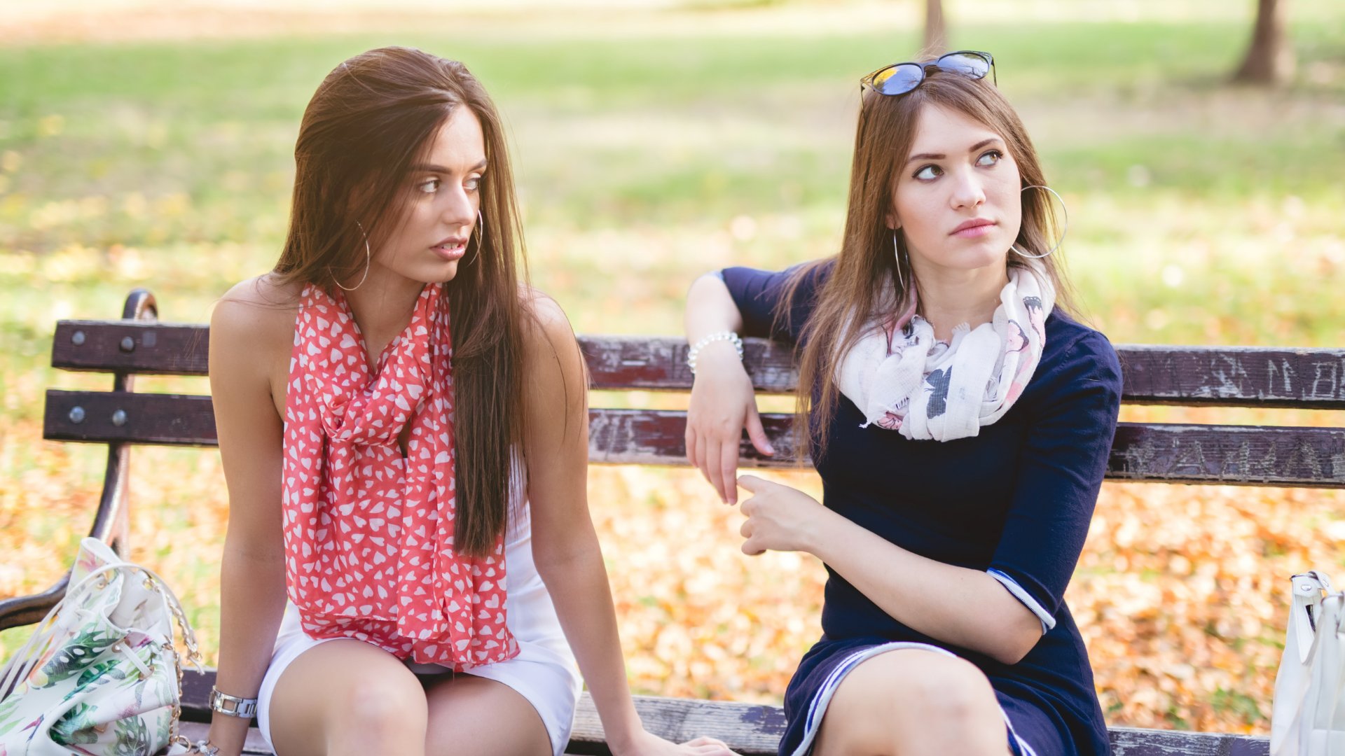 Amigas brigadas sentadas no banco do parque