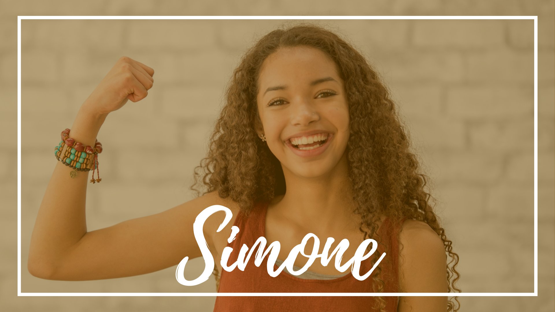 FatCamera / Getty Images Signature / Canva Mulher sorrindo para foto enquanto flexiona o braço em sinal de força