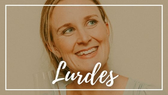 Rene Asmussen / Canva / Mensagens Com Amor Mulher branca sorrindo olhando para o lado e com o nome