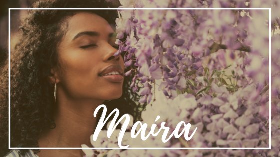 Mulher negra cheirando flores roxas. O nome Maíra está em evidência
