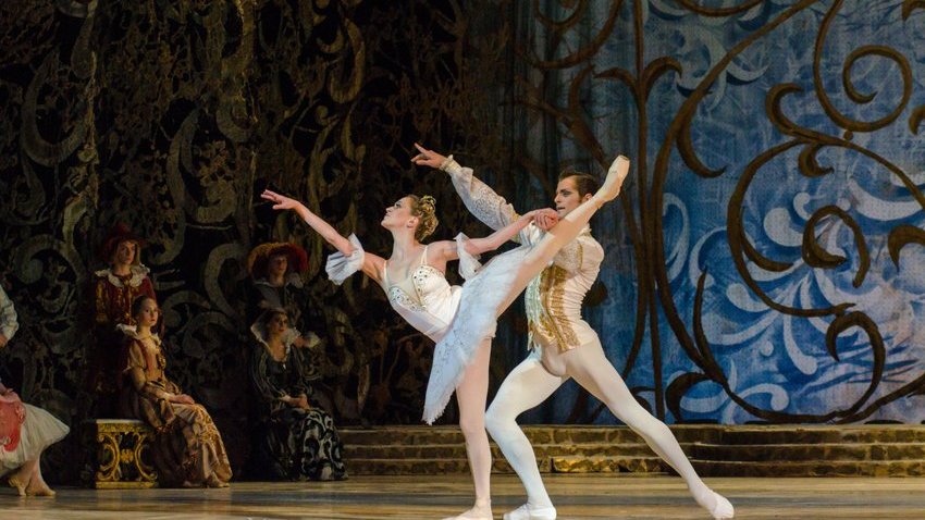 Homem e mulher dançando ballet em uma apresentação