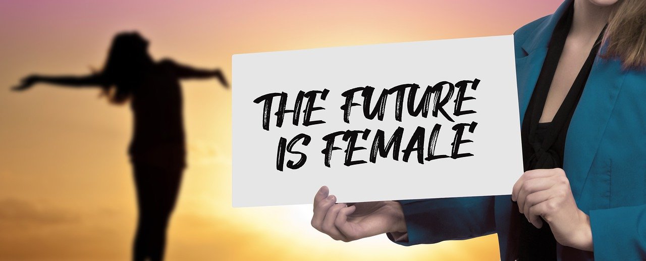 Gerd Altmann / Pixabay Mãos segurando uma placa escrita the future is female.