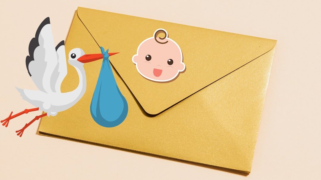 Um envelope de carta de coloração caqui, com uma cegonha ilustrada se sobrepondo a ele. A cegonha carrega consigo um saco de pano no bico com um bebê dentro.