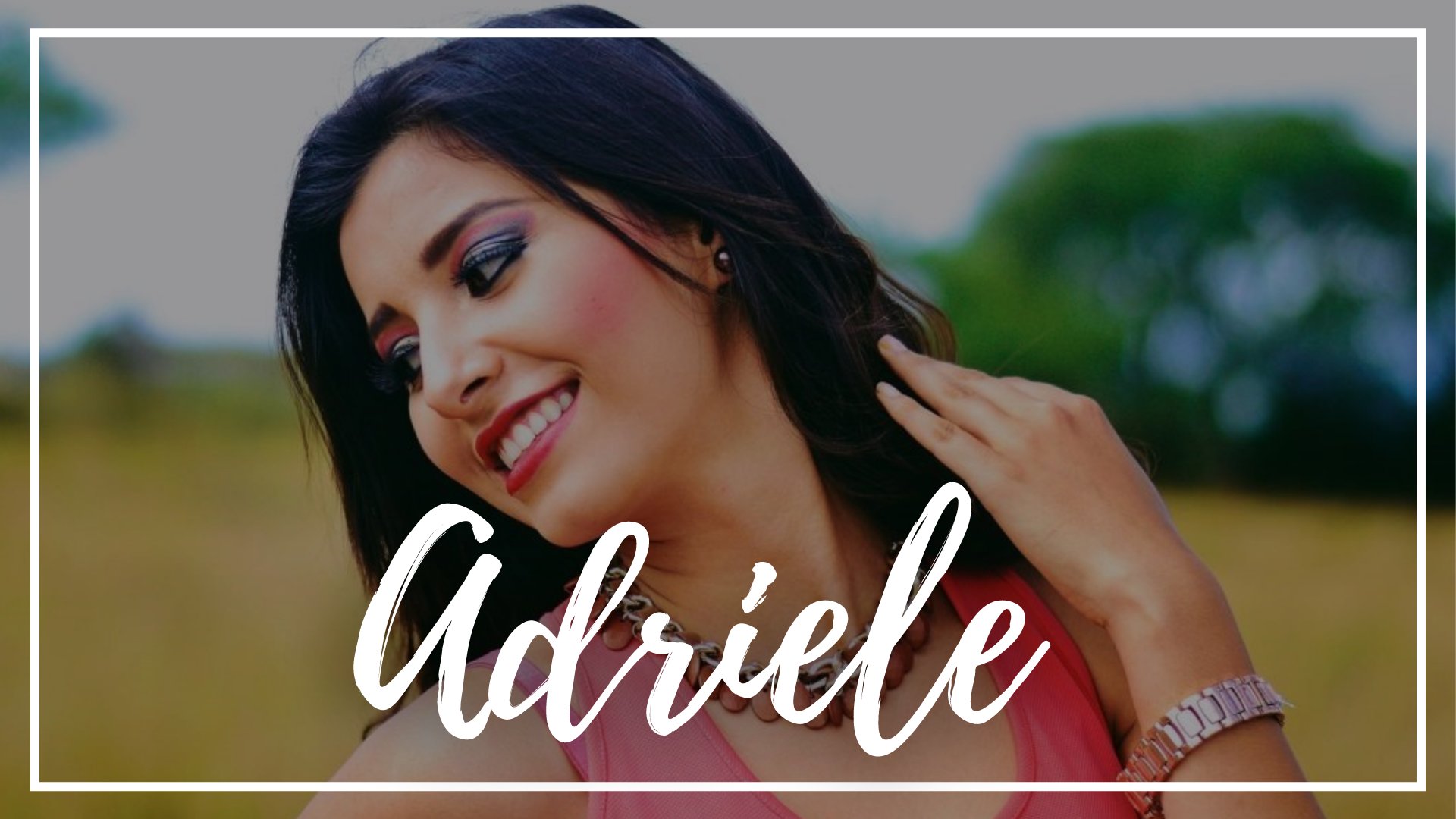 Free-Photos de Pixabay / Canva / Mensagens Com Amor Uma mulher morena e de cabelos negros sorrindo enquanto olha lateralmente. Ao fundo, árvores desfocadas.