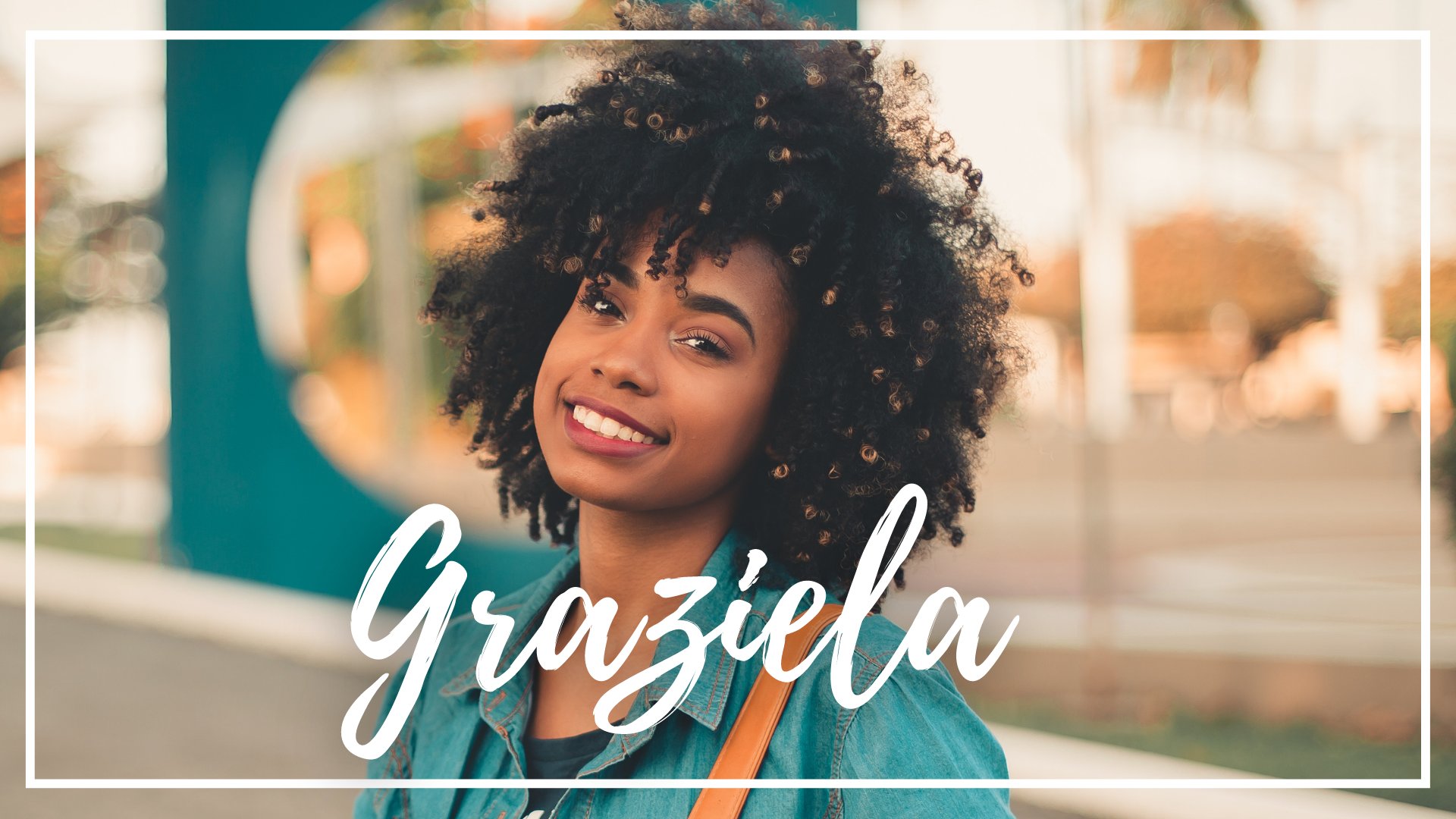 Naassom Azevedo / Pixabay / Canva / Mensagens Com Amor Uma garota negra de cachos, sorrindo e vestindo uma blusa azul.