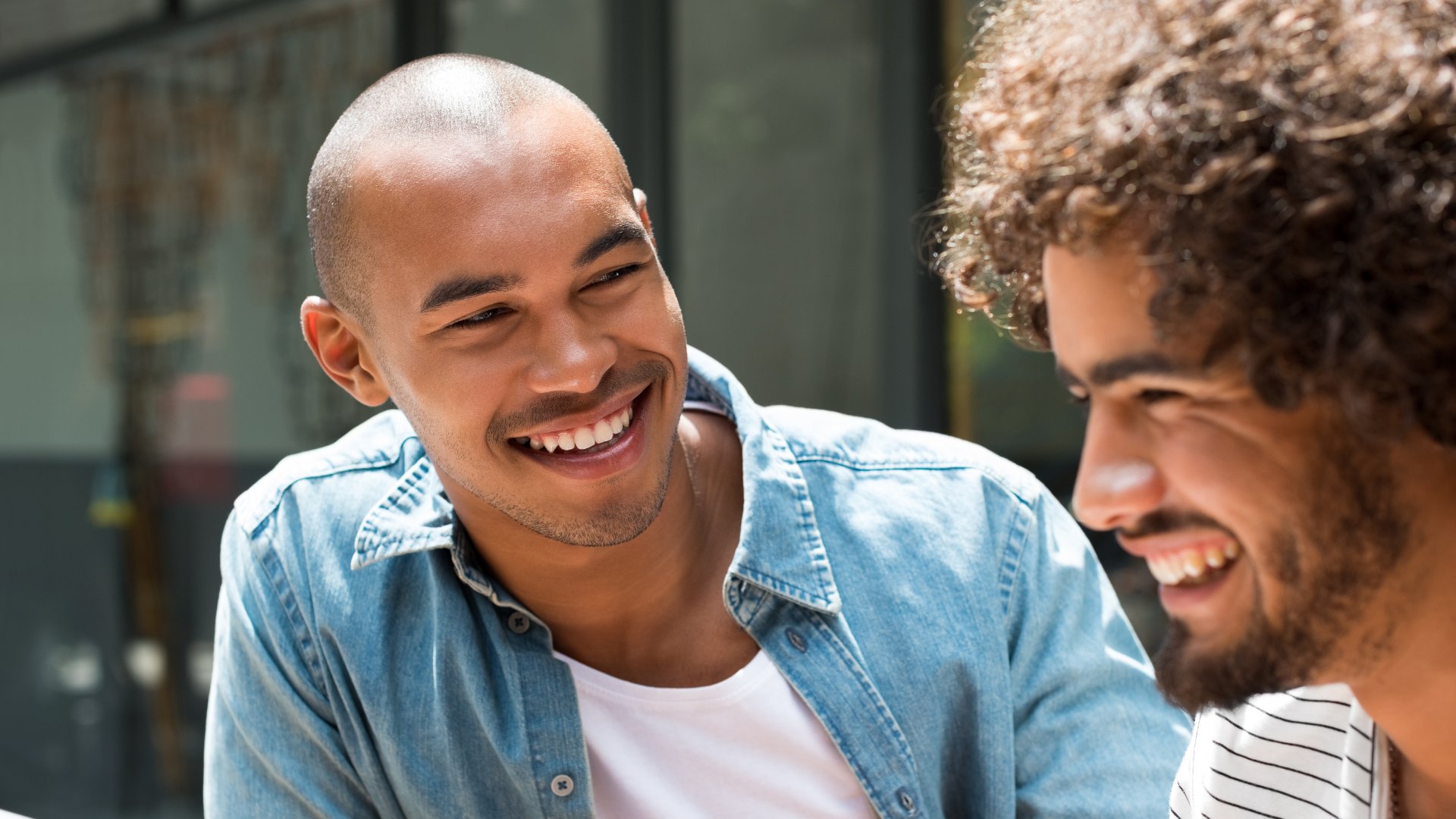 Irmãos sentados juntos e sorrindo