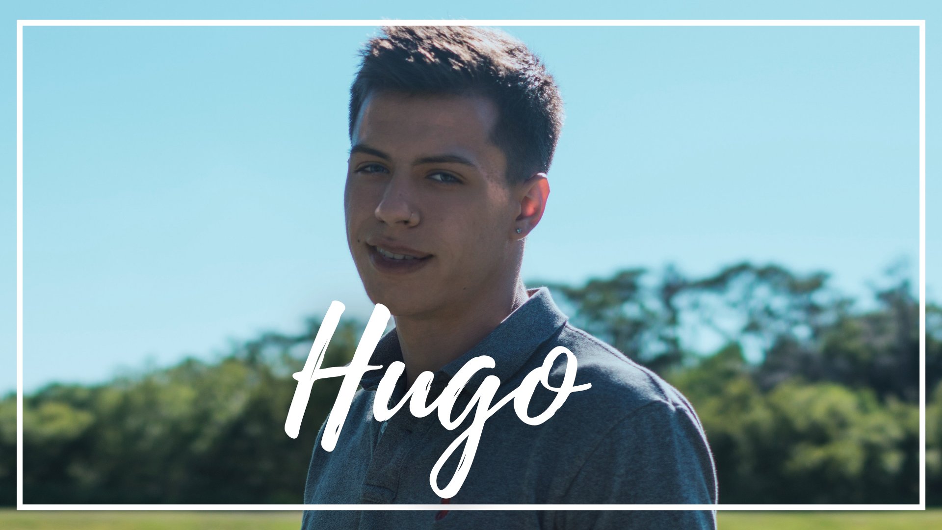 Michelle Raponi / Pixabay / Canva / Mensagens Com Amor Um homem branco sorrindo. Ele está vestido com uma camiseta polo azul.