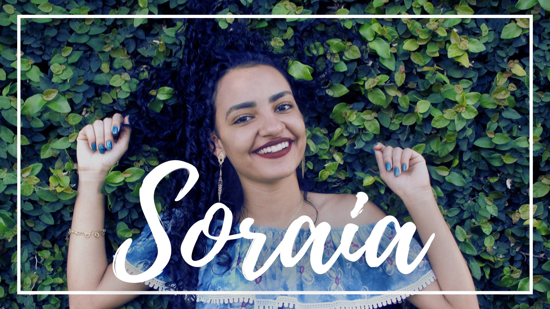 Matheus Gutierre gutiere / Pixabay / Canva / Mensagens Com Amor Uma mulher sorrindo. Ela tem cabelos ondulados e sorri, deitada sobre folhas.