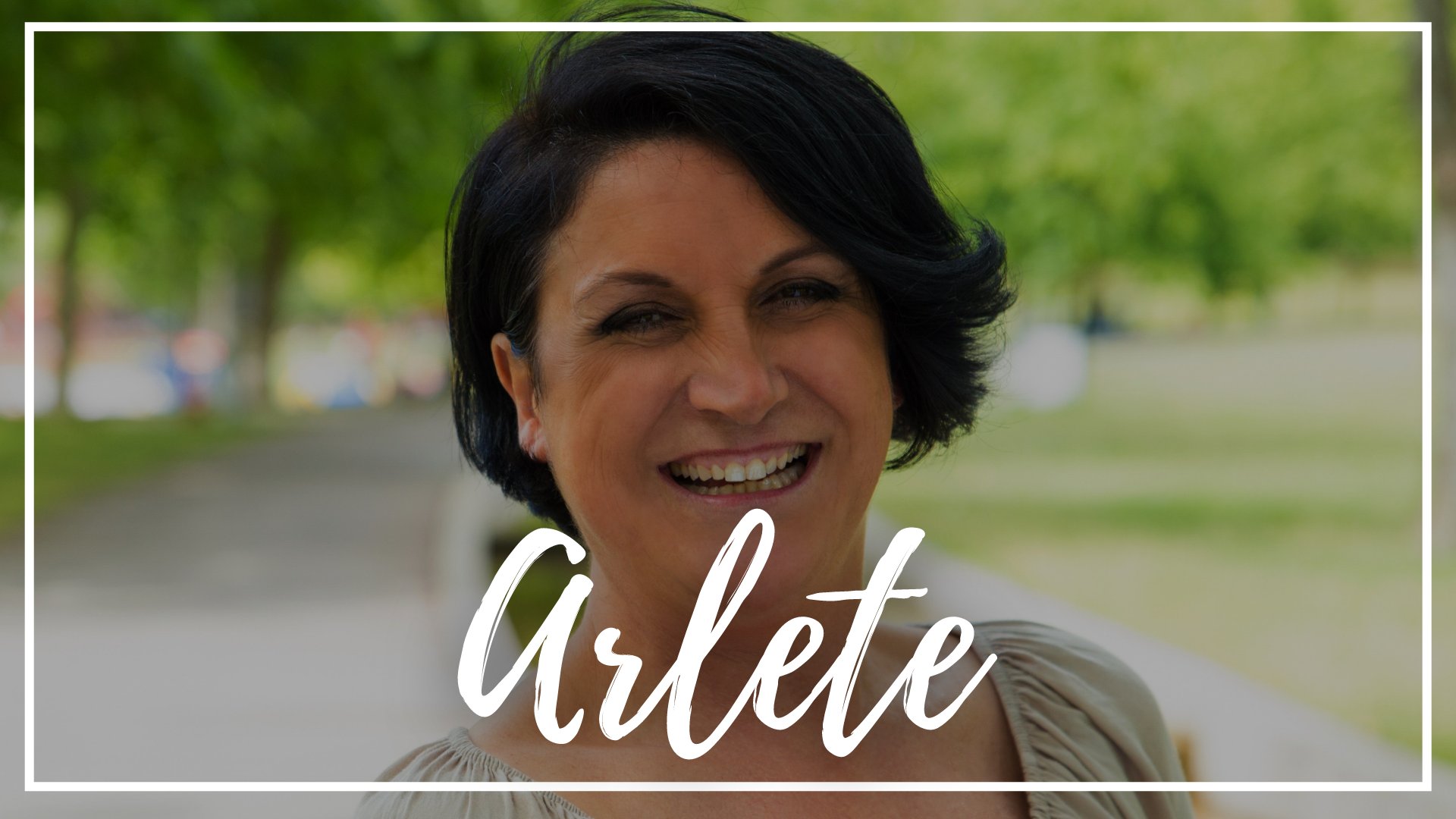 katemangostar / freepik / Canva / Mensagens Com Amor Uma mulher madura de cabelos pretos curtos. Ela sorri. Ao fundo, árvores.