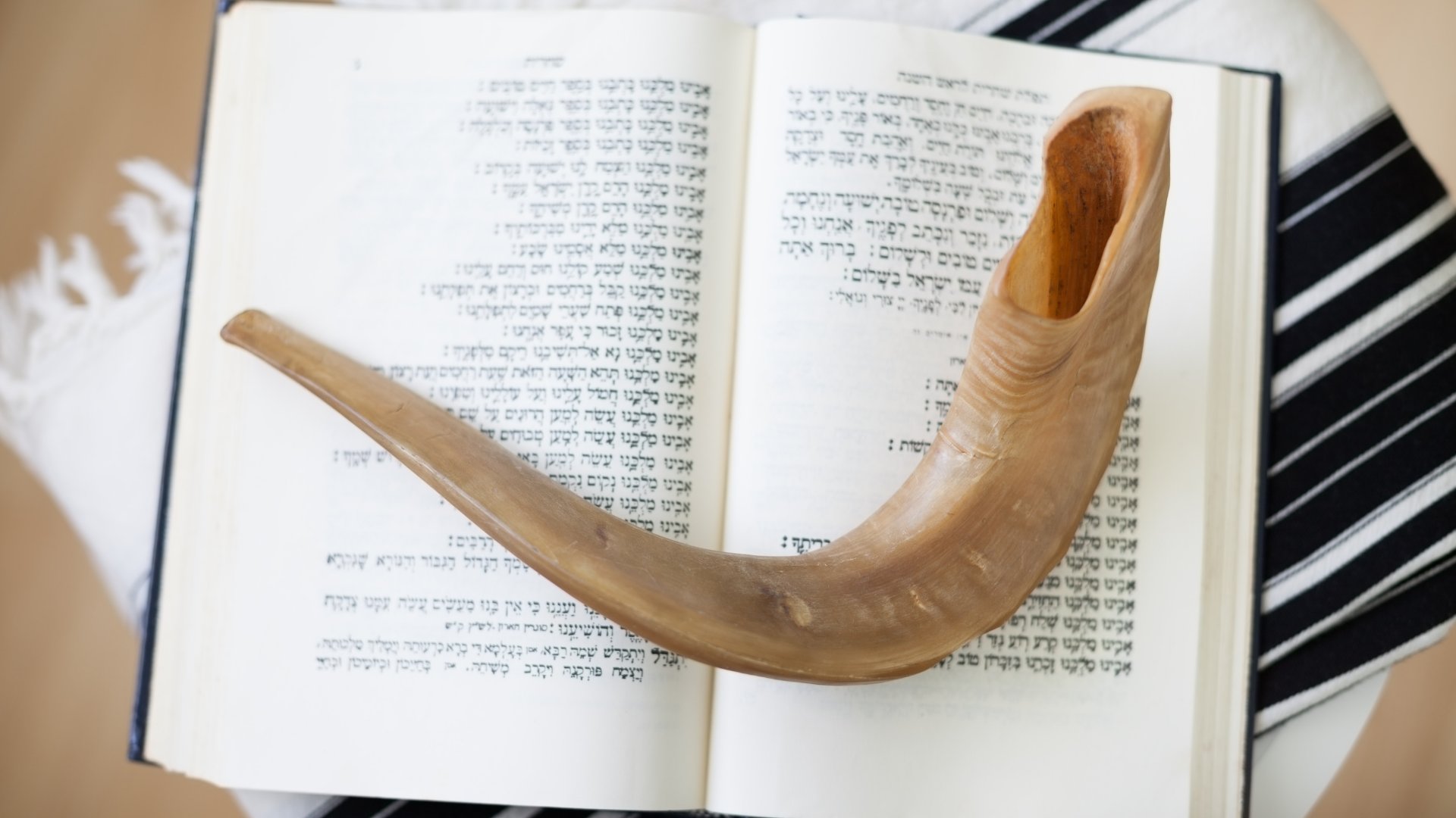 Shofar sobre a blíblia hebraica
