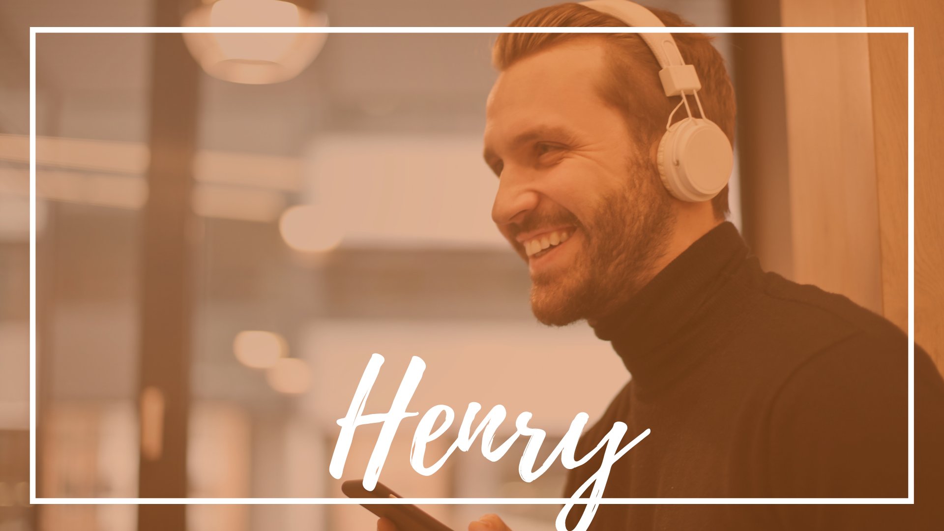 bruce mars / Pexels / Canva homem sorridente ouvindo música no fone de ouvido