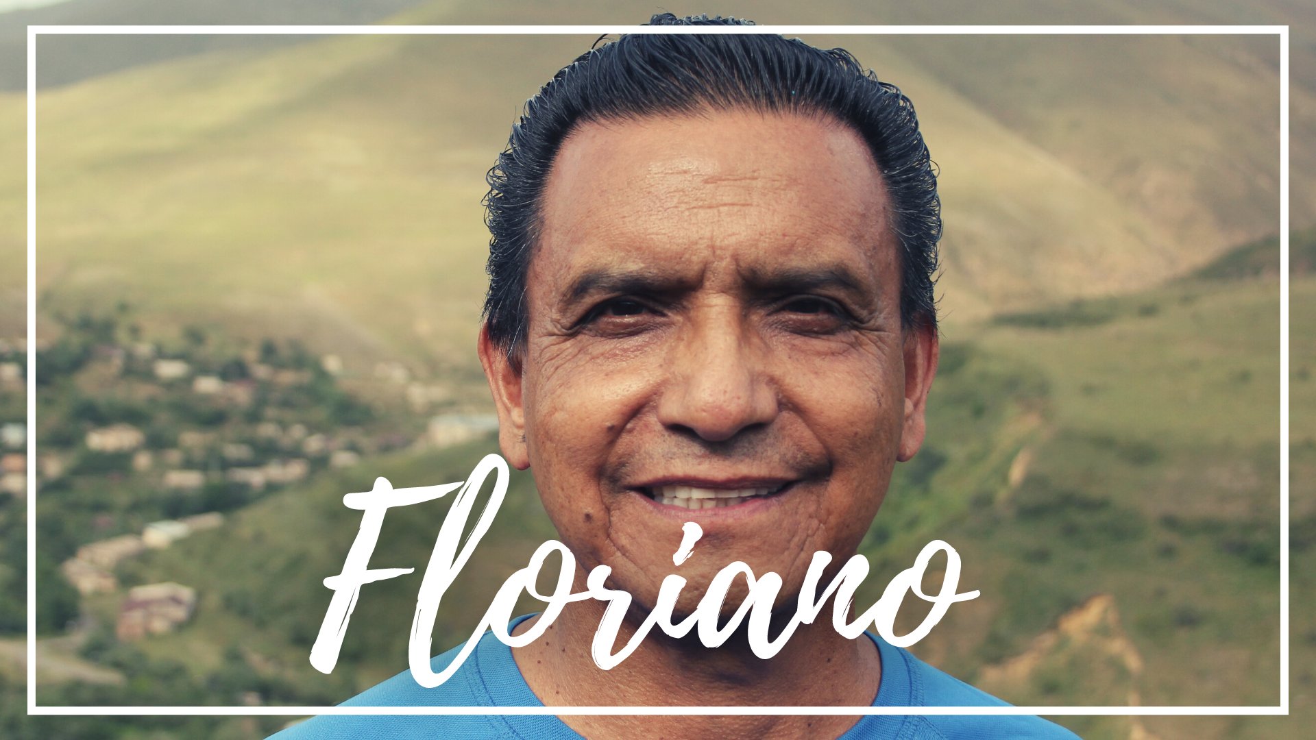 go see / Pixabay / Canva / Mensagens Com Amor Um homem moreno de camiseta azul sorrindo e franzindo os olhos.