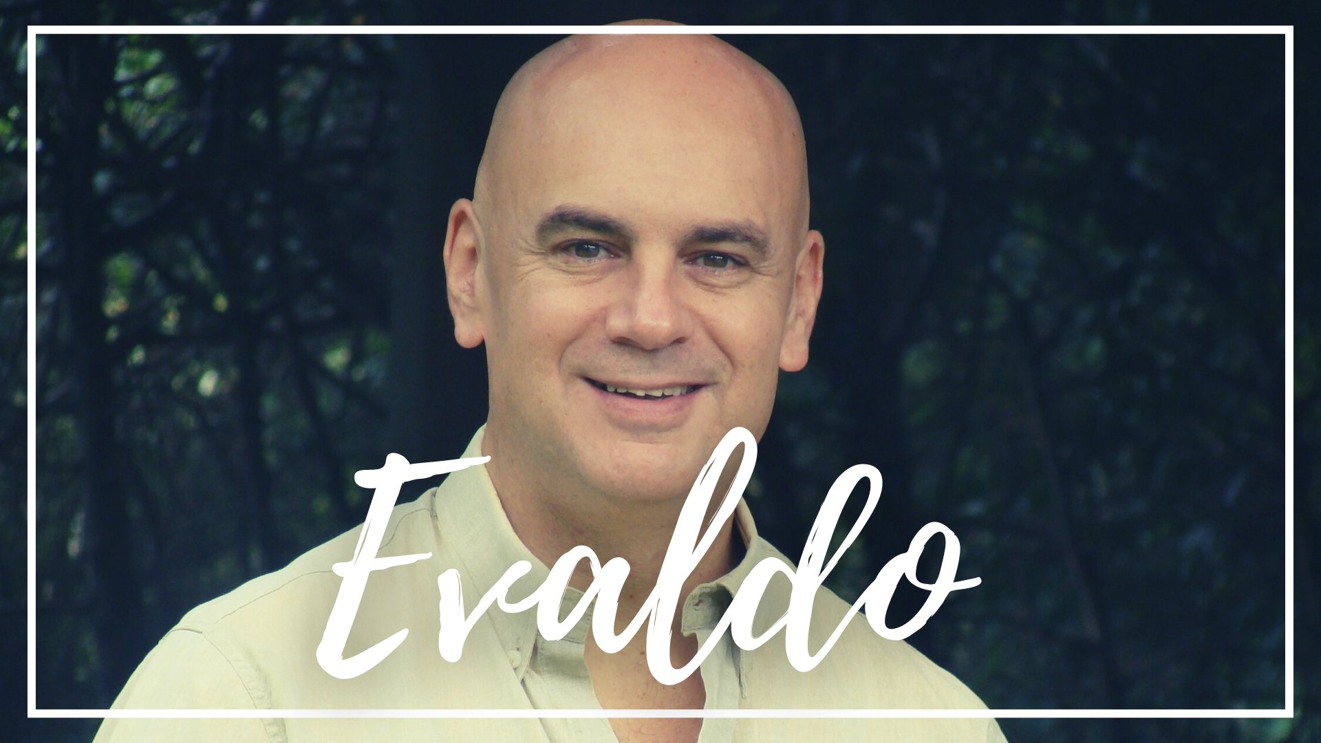 eirigoyen / Pixabay / Canva / Mensagens Com Amor Um homem careca com uma camisa de gola branca. Ele sorri sutilmente.