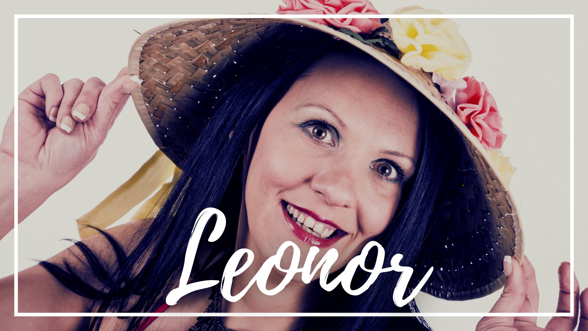 luxstorm / Pixabay / Canva / Mensagens Com Amor Uma mulher com um chapéu de palha florido, cabelos pretos e batom vermelho sorrindo.