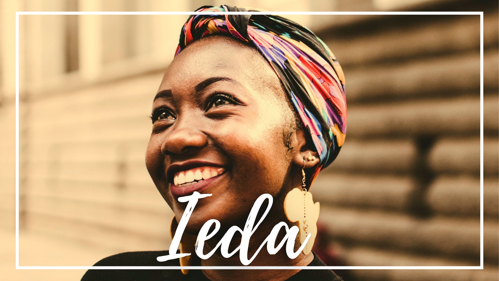 Mwabonje / Pexels / Canva / Mensagens Com Amor Uma mulher negra sorrindo e com um turbante/lenço na cabeça e brinco na orelha
