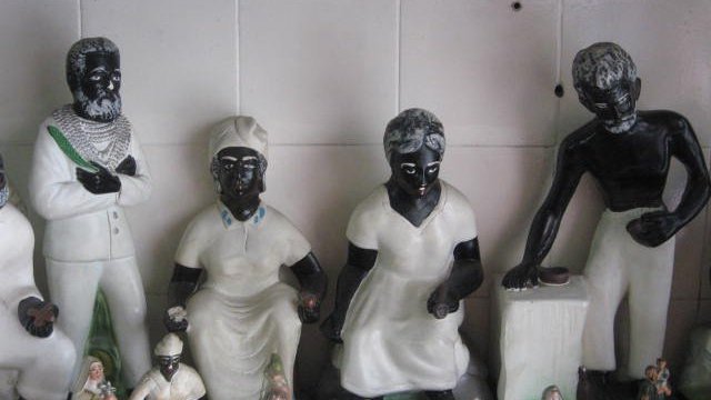 Junius / Wikimedia Commons Pequenas estátuas dos Pretos-Velhos.