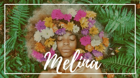 Mulher com flores no cabelo e olhos fechados. O nome Melina está em destaque na imagem