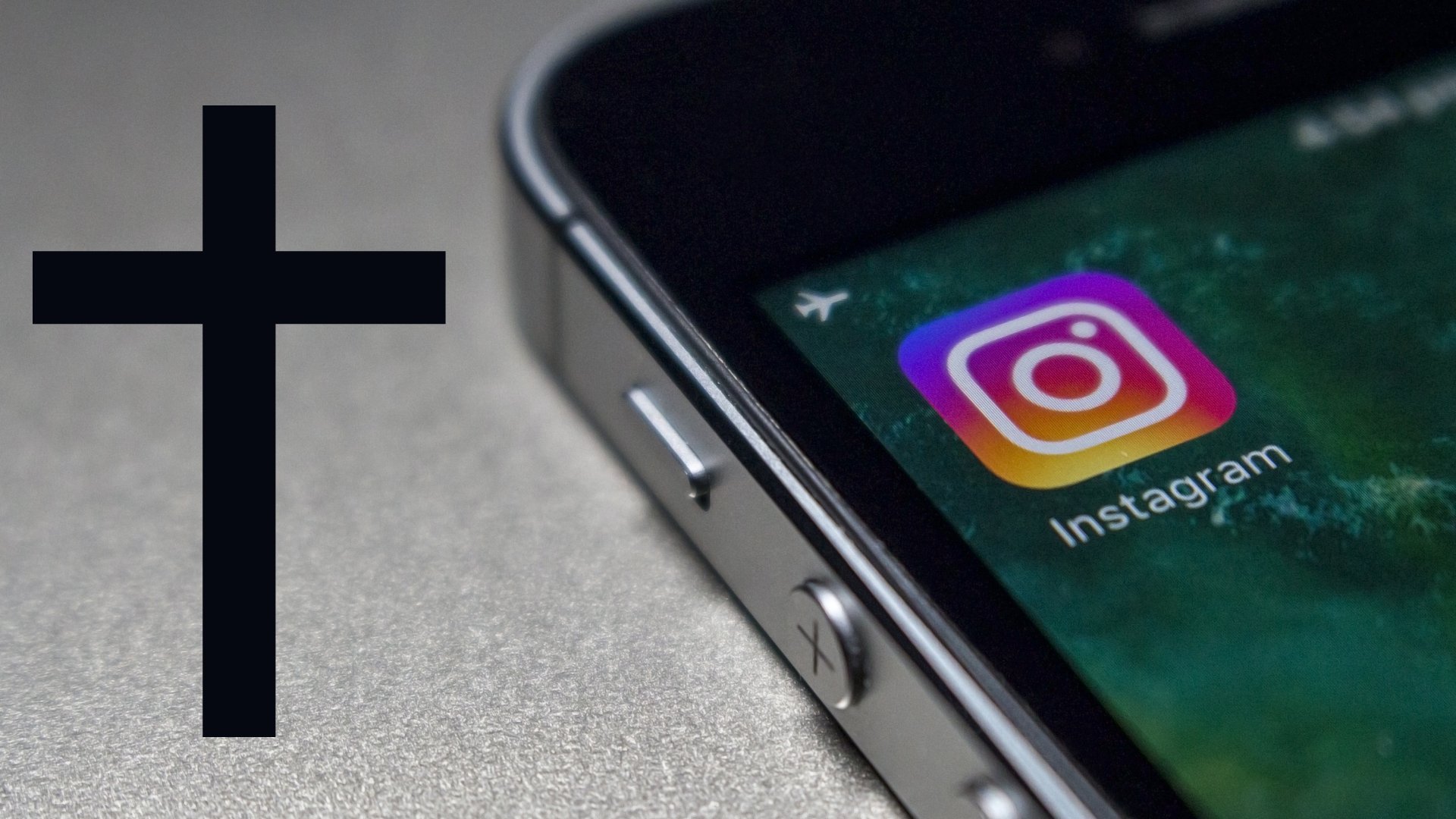 Um ícone do aplicativo instagram sobre a tela de um celular. À esquerda, uma ilustração de uma cruz.