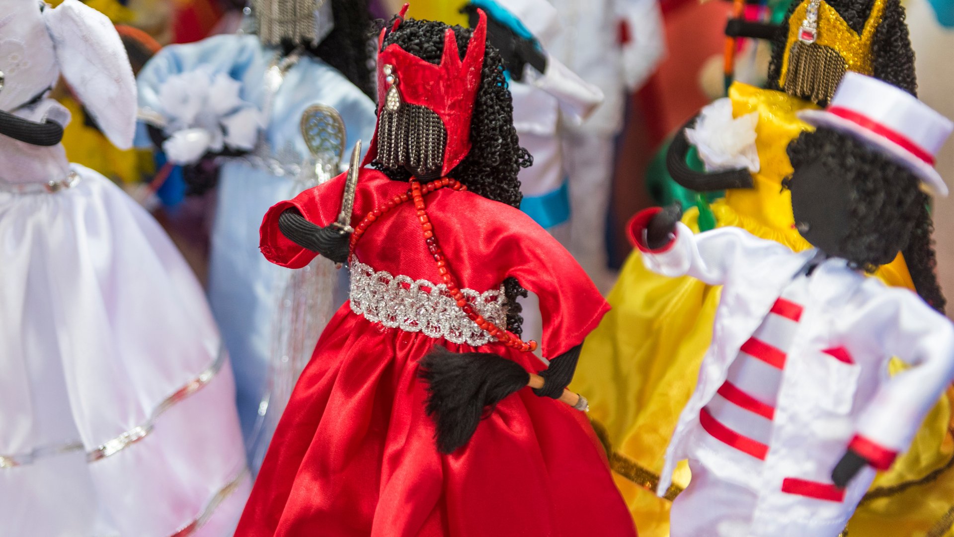 Miniaturas de Pombagira e Zé Pelintra, duas entidades do candomblé e da umbanda.