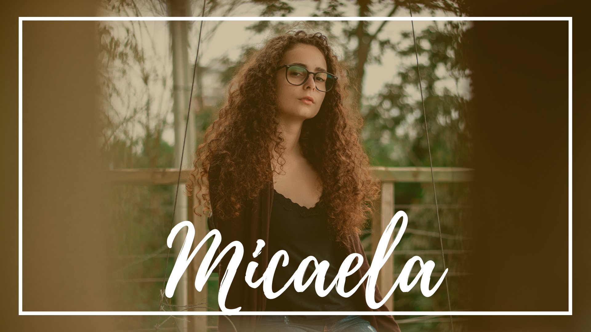 Just a Couple Photos / Pexels / Canva Mulher de óculos com cabelo cacheado
