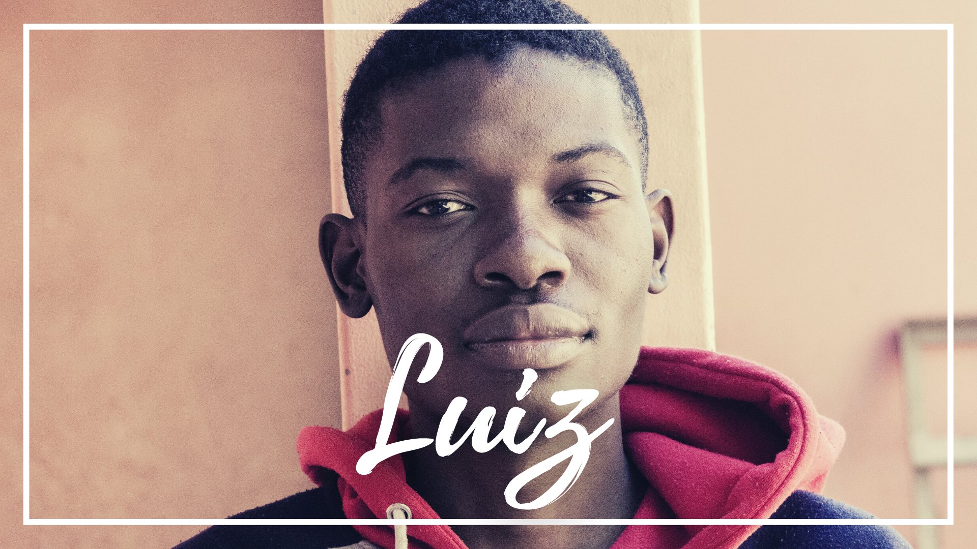 Gabriel Miguel Bero / Pixabay / Canva / Mensagens Com Amor Um homem negro de capuz vermelho sobre o pescoço.