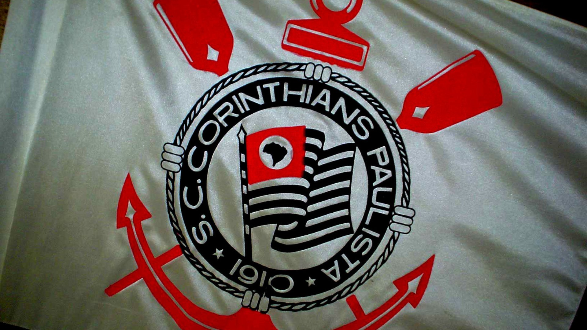 Uma bandeira com o emblema do Corinthians, time de futebol brasileiro.