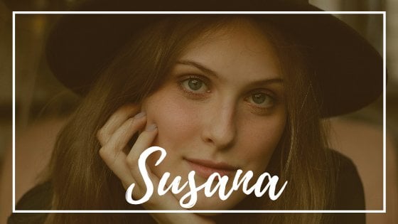 Lucas Dutra / Pexels / Canva Mulher usando chapéu, olhando para a câmera com a mão no rosto. O nome Susana está em evidência na imagem