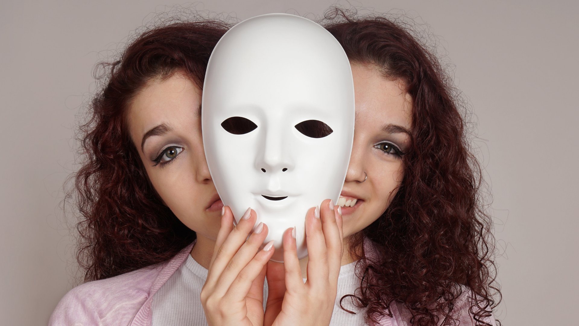 Uma mulher apresentando duas faces. À direita, uma sorridente; à esquerda, uma angustiada. Entre as duas, uma máscara branca.