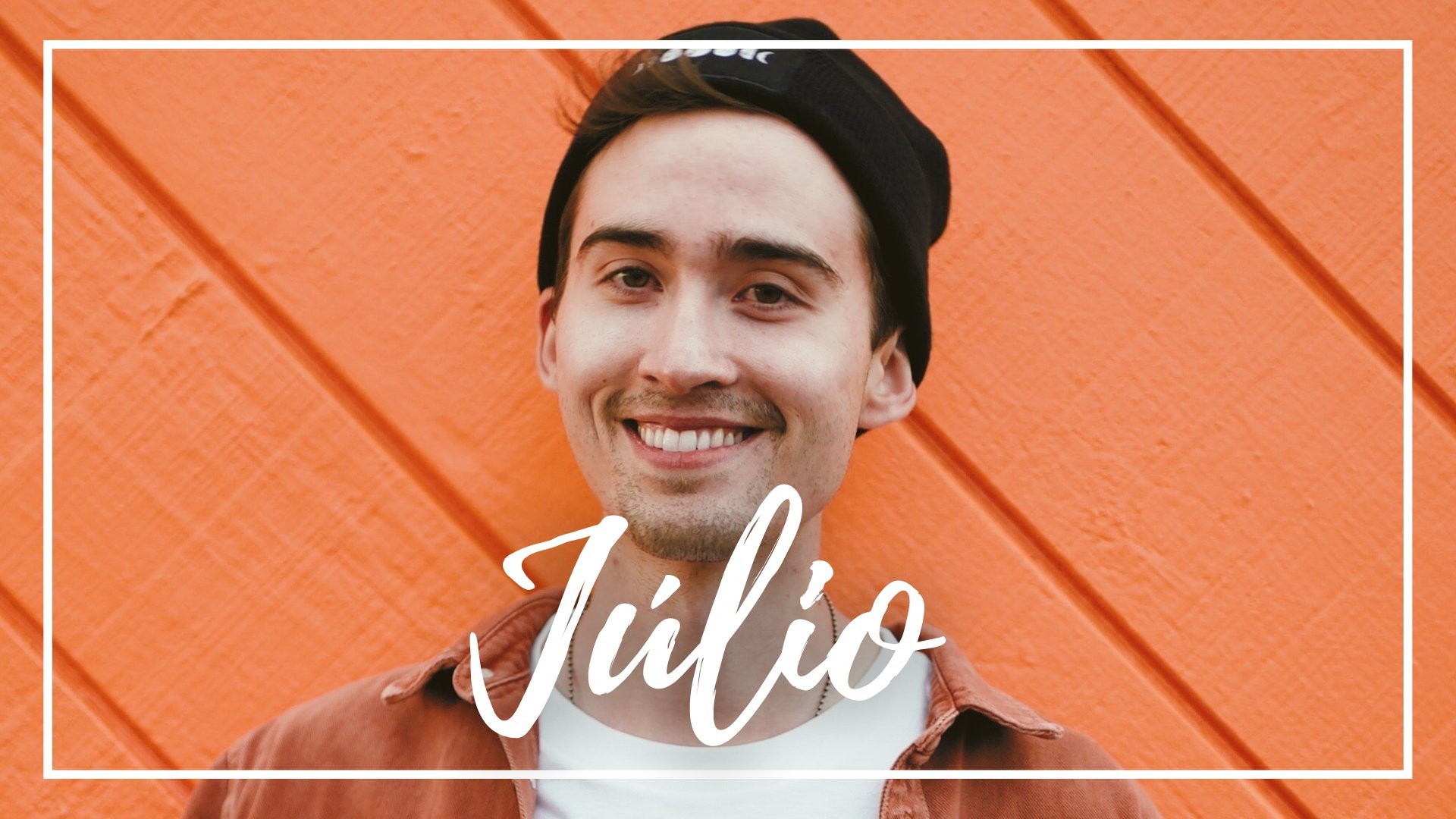 Fabian Centeno / Unsplash / Canva / Mensagens Com Amor Um homem branco de touca preta sorrindo.