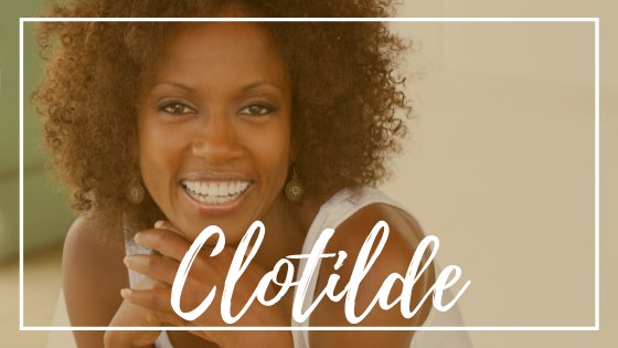 Digitalskillet / Canva Mulher mais velha sorrindo para a câmera. O nome Clotilde está em evidência