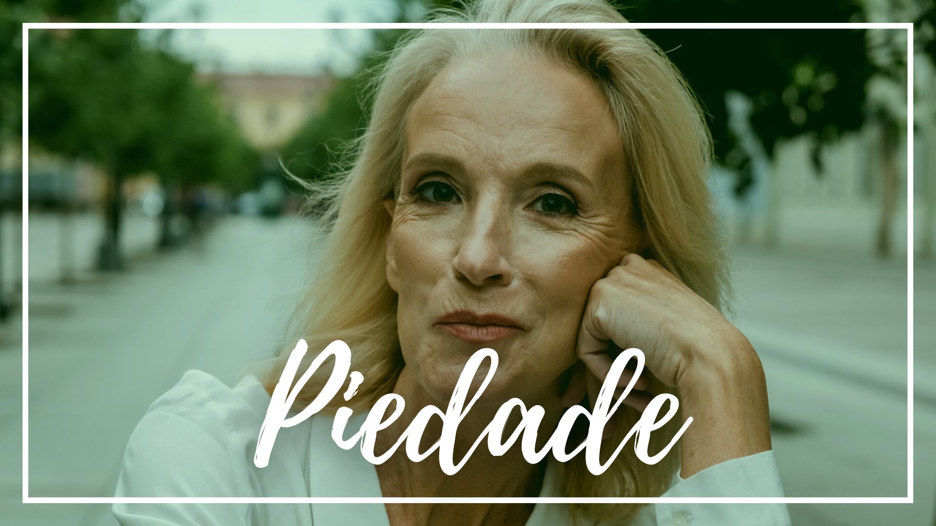 cottonbro / Pexels / Canva / Mensagens Com Amor Uma mulher loira e branca debruçado a cabeça com o punho sobre a bochecha.