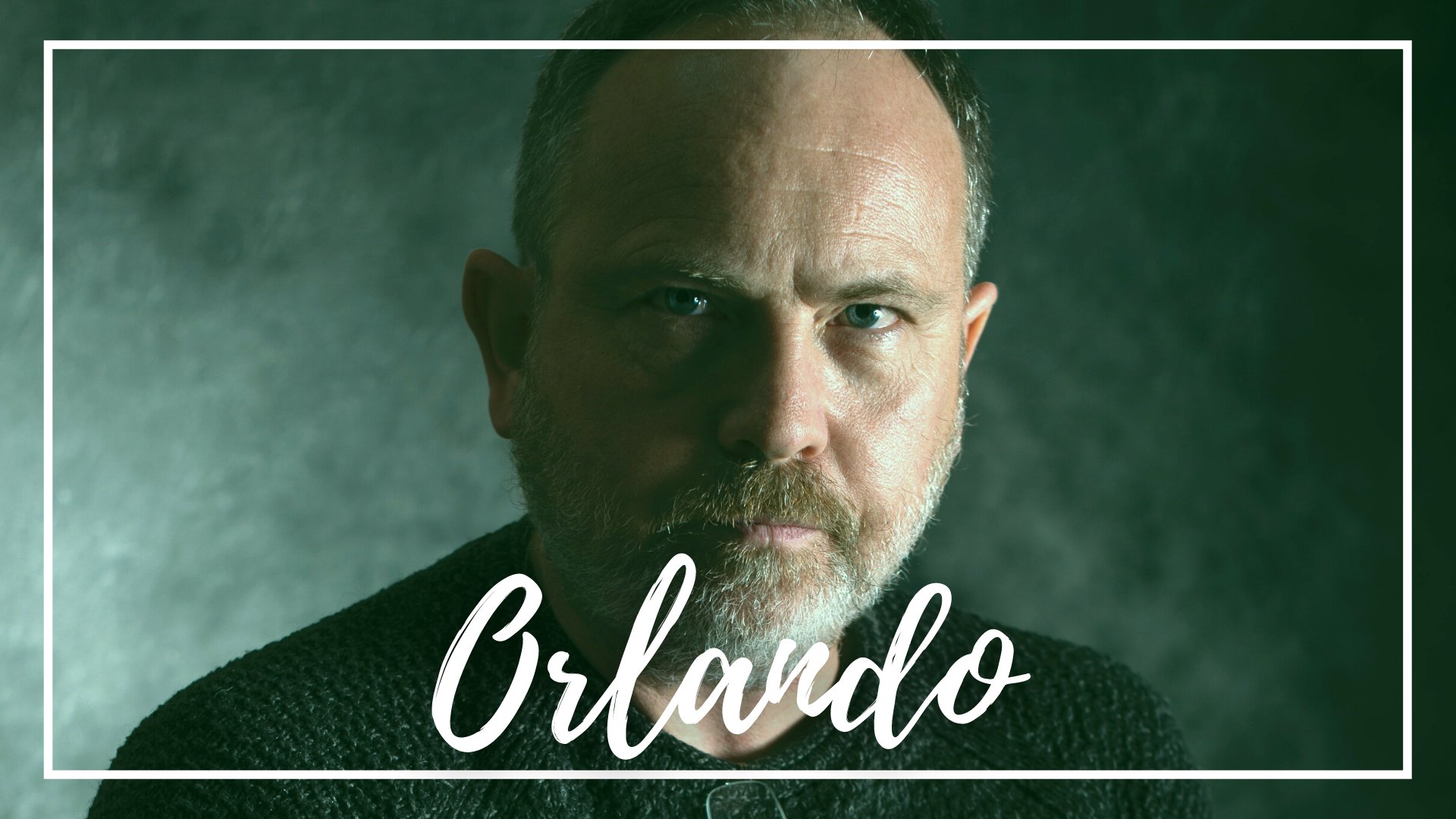 Jonathan Cosens Photography / Unsplash / Canva / Mensagens Com Amor Um homem branco de suéter preto com um olhar sério.