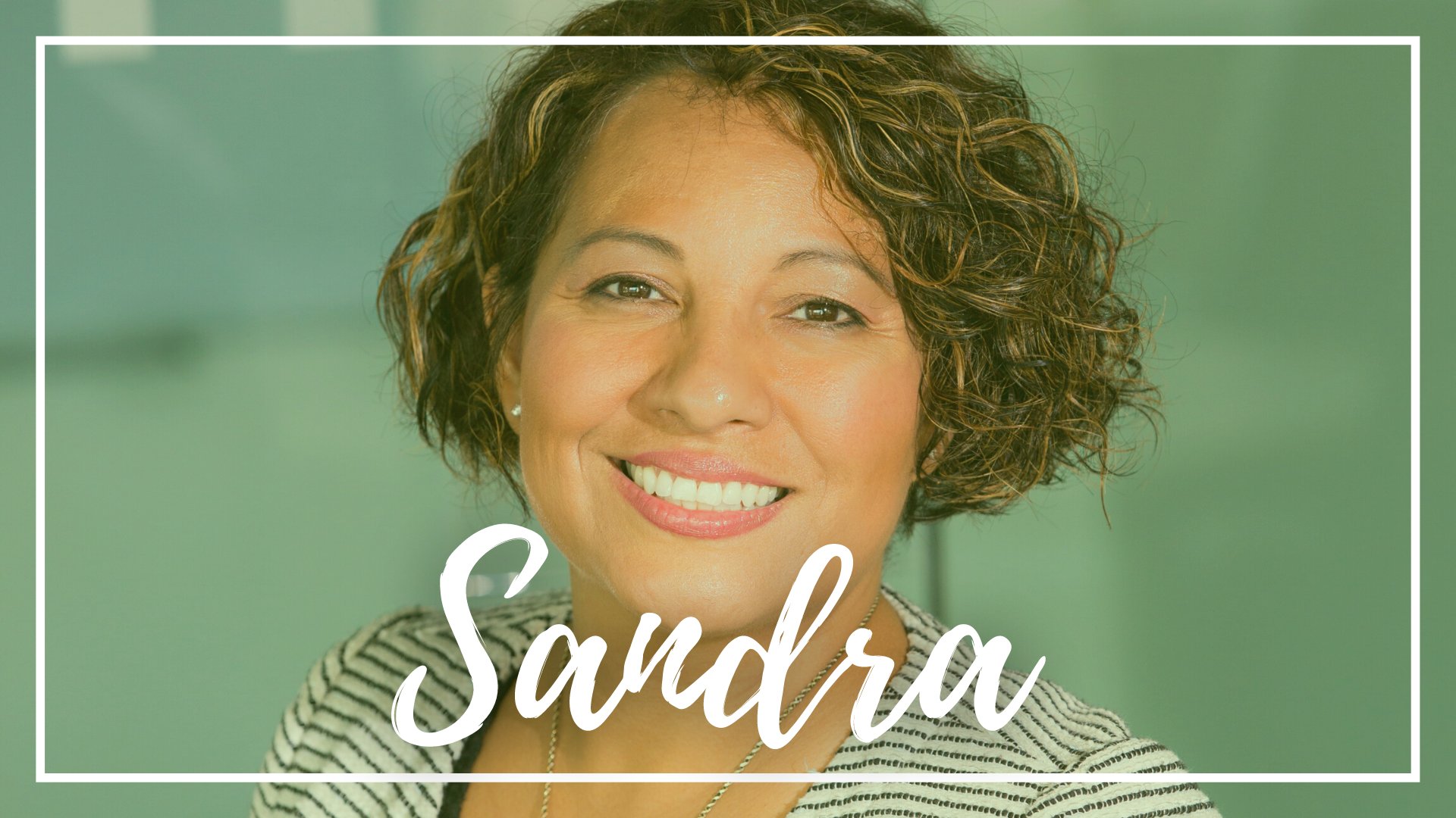 Christina @ wocintechchat.com / Unsplash / Canva / Mensagens Com Amor Uma mulher morena de cabelos curtos ondulados.