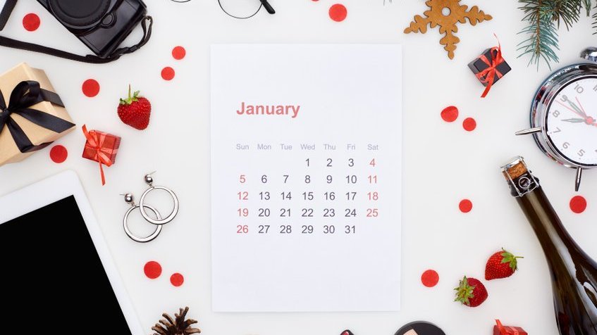 Objetos festivos e calendário com a palavra January, que traduzida do inglês significa Janeiro