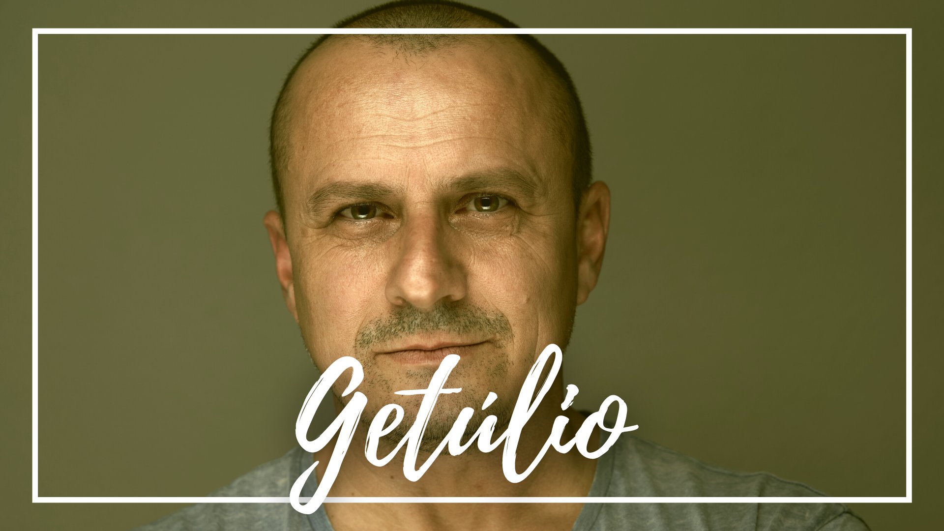 Slatan / Canva / Mensagens Com Amor Um homem branco careca.