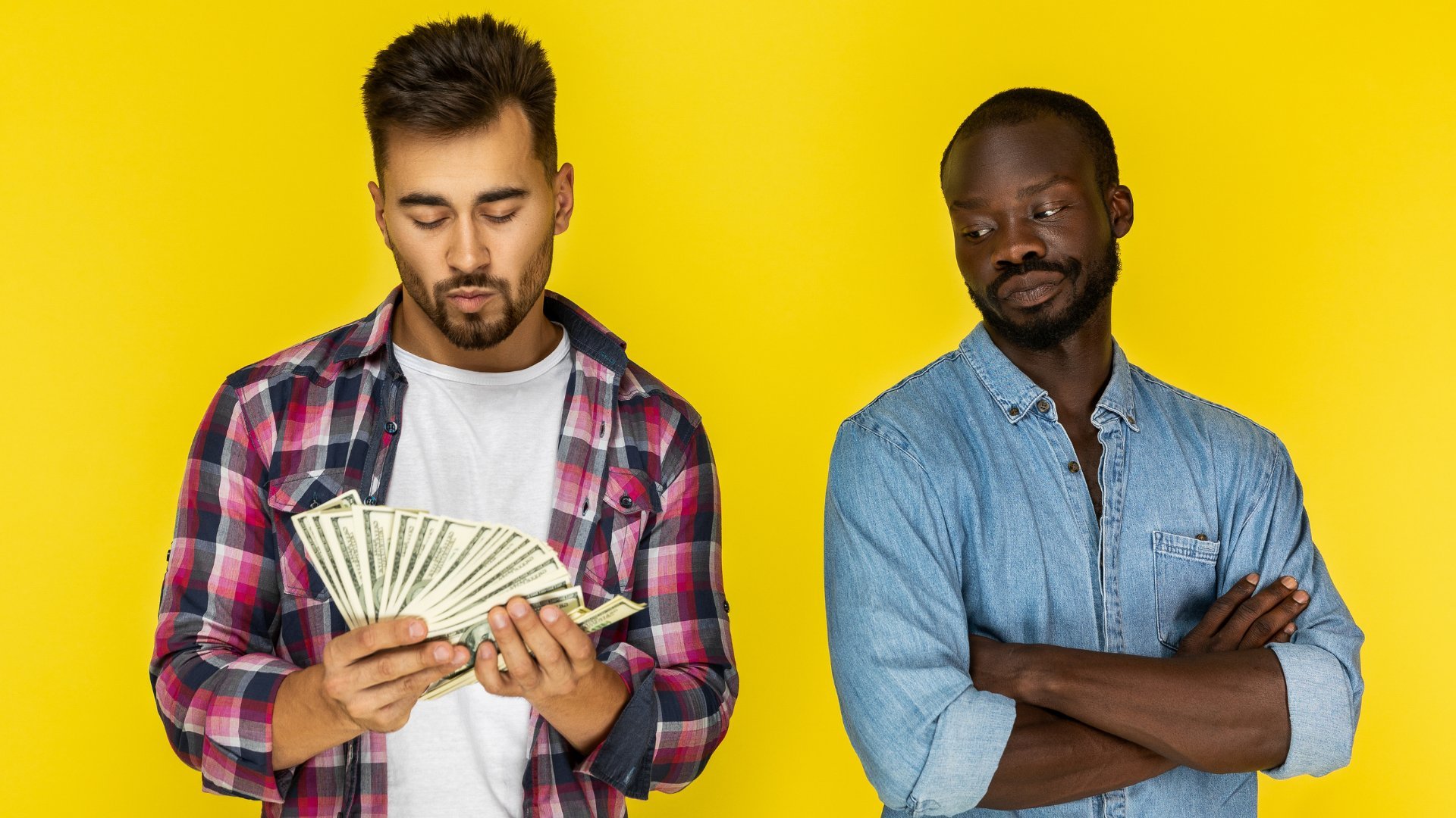 Um homem, à esquerda, exibindo alguma quantia de dinheiro. À direita, outro homem, olhando fixamente para esse mesmo dinheiro.