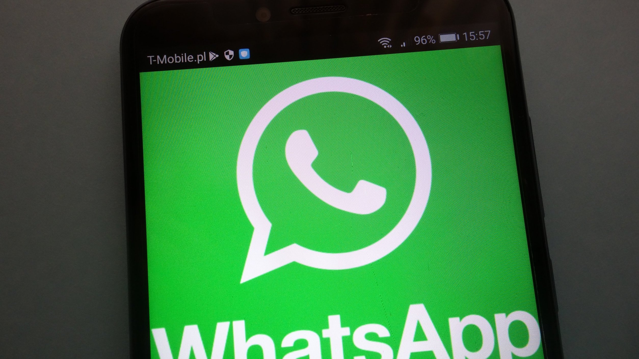 Celular com o símbolo do WhatsApp