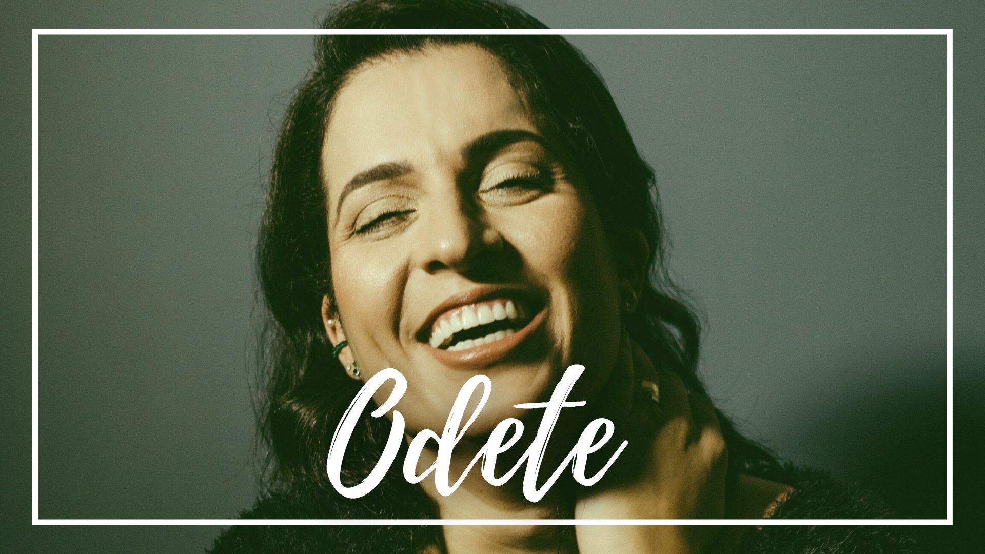 Jonathan Borba / Unsplash / Canva / Mensagens Com Amor Uma mulher morena sorrindo.