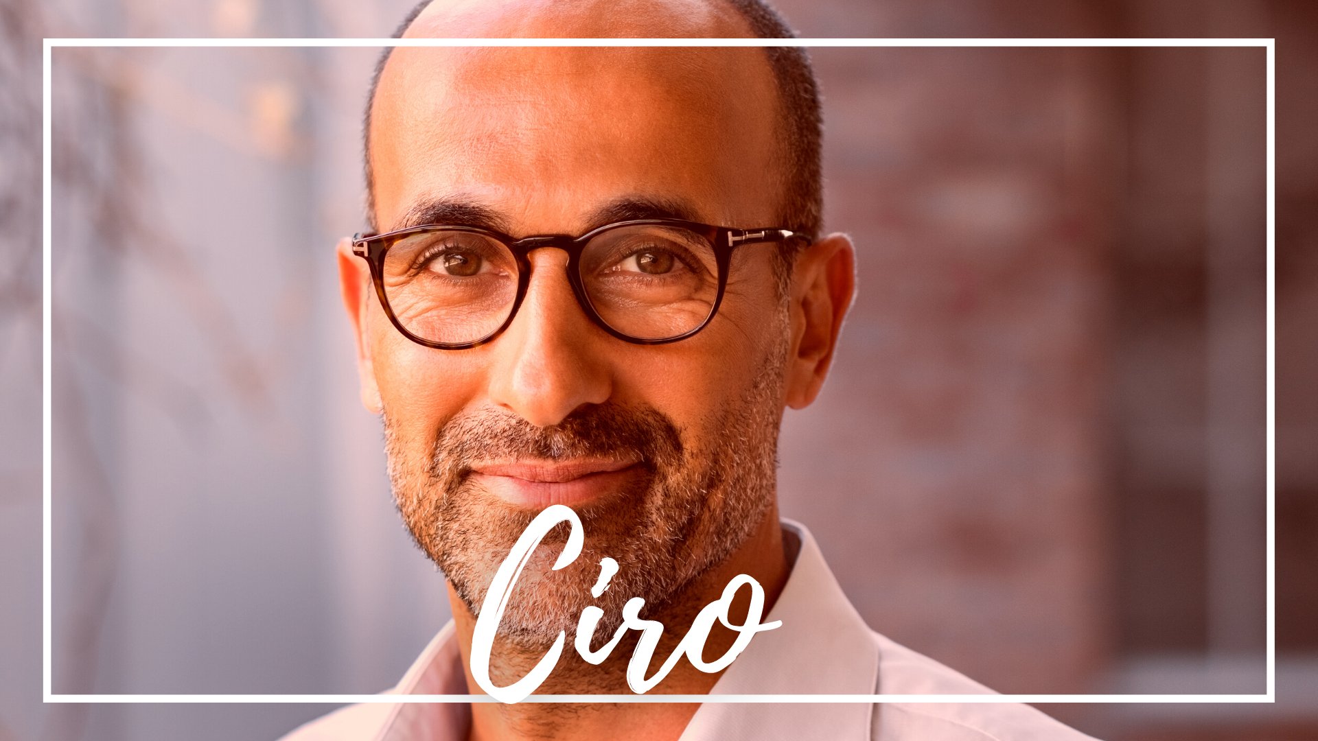 Rido / Canva / Mensagens Com Amor Um homem careca de óculos pretos.